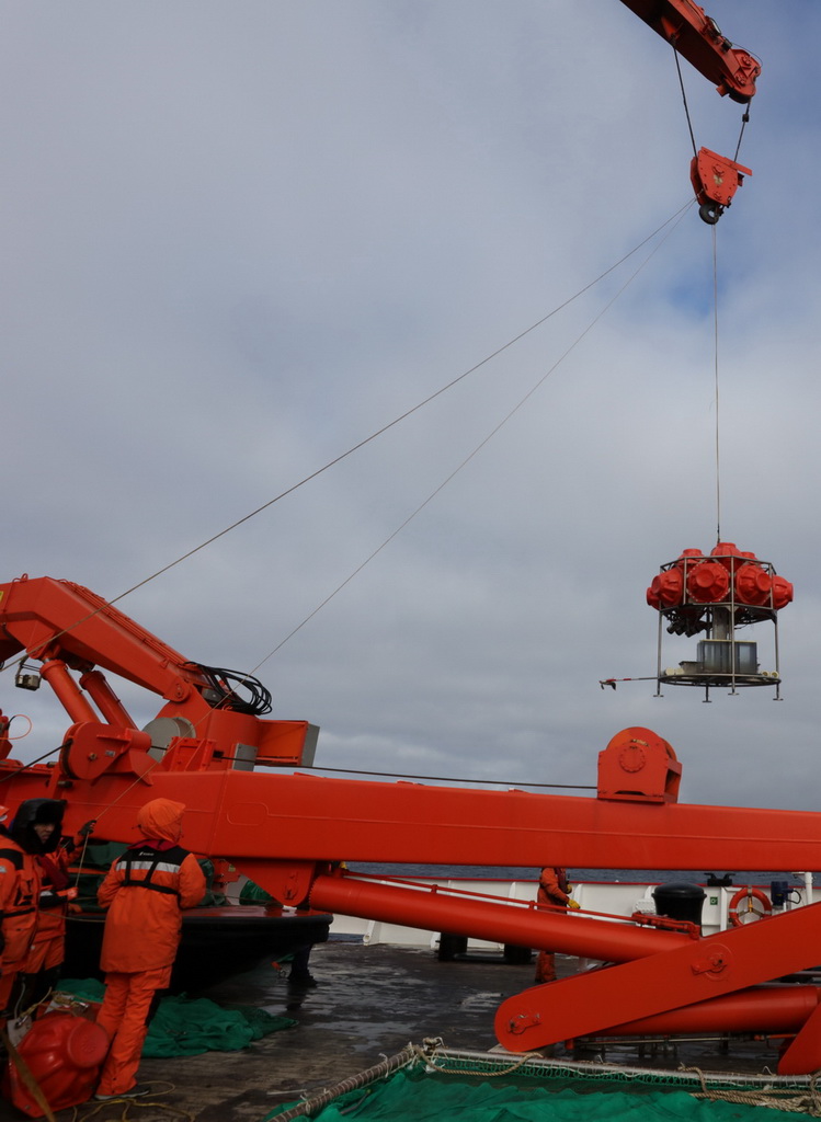 科考队员在回收海底生物影像观测系统（2025年8月14日摄）。新华社记者 刘诗平 摄