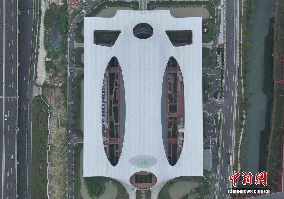 中新社记者 王刚 摄 9月29日，航拍超重力离心模拟与实验装置外景。当日，由浙江大学牵头建设的超重力离心模拟与实验装置（CHIEF）国家重大科技基础设施核心设备启动会在浙江杭州举行。据了解，该装置建设有重载机（CHIEF1900）、高速机（CHIEF1500）、模型机（CHIEF1300）三台离心机主机，是浙江首个国家大科学装置。本次启用运行的CHIEF1300是目前全世界容量最大的离心机。