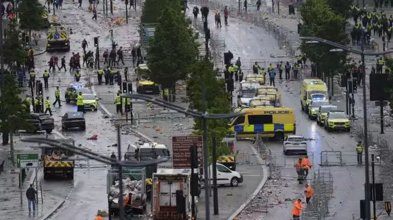 英国一汽车冲撞球迷，数万人正庆祝利物浦英超夺冠，现场画面曝光