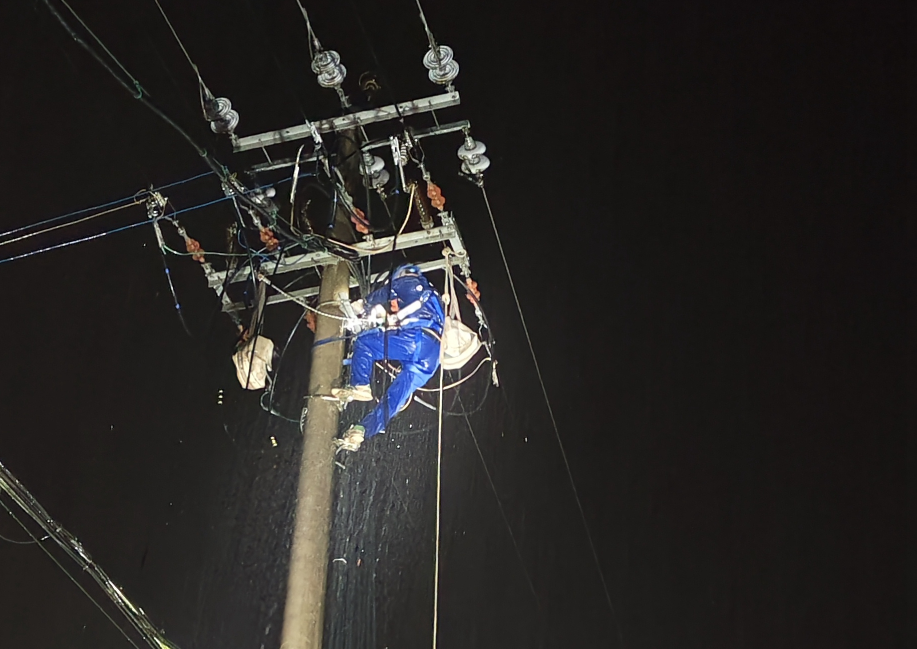 国网德阳中江供电公司：雨夜紧急抢修 保障110余户居民可靠用电