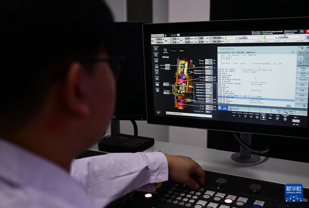 10月13日，科研人员在聚变堆主机关键系统综合研究设施“夸父”（CRAFT）偏滤器原型部件测试现场工作。 10月13日上午，聚变堆主机关键系统综合研究设施“夸父”（CRAFT）取得重要进展——偏滤器原型部件顺利通过专家组测试与验收。 测试结果显示，该部件稳态热负荷能力达到20兆瓦/平方米，靶板面向等离子体表面邻接误差小于1毫米，标志着我国自主设计的国际尺寸最大、热负荷最高的偏滤器原型部件研制成功。 新华社记者 周牧 摄pagebreak