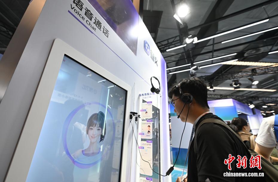 中新社记者 王刚 摄 9月24日，参观者体验通义语音通话。当日，2025云栖大会在浙江杭州开幕，大会以“云智一体·碳硅共生”为主题，500余家企业的大模型、具身智能等3500多件产品集中亮相，全景呈现AI的技术演进与产业落地。