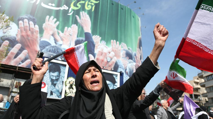 伊朗民众谴责美国和以色列对伊朗的联合军事袭击