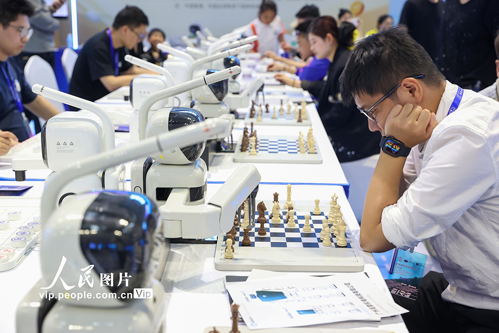 2025年4月25日，由中国电子学会主办的首届具身智能机器人运动会在江苏省无锡市盛大举行，超过150台具身智能机器人参与此次赛事。 本次运动会围绕竞技赛与应用赛两大板块展开，共设置了竞速跑、越野跑、足球、篮球、舞蹈、格斗、搬运、智能抓取、室内救援、创新场景应用这10个大项。运动会将评选出技术类、互动类、场景类、设计类这4大类奖项，全方位展现具身智能机器人领域的技术突破成果以及应用落地成效。朱吉鹏摄（人民图片网）