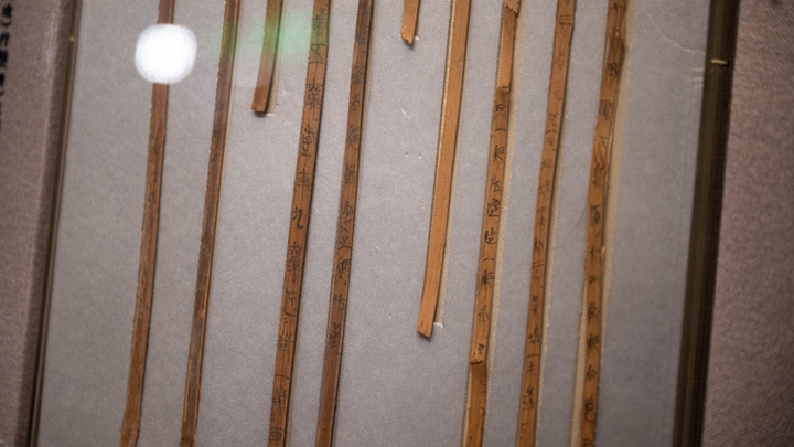 我国迄今发现时代最早的竹简在湖北展出