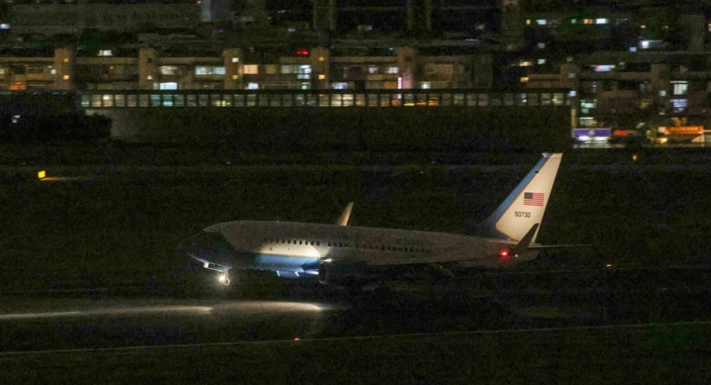 美国跨党派众议员团搭乘美军C-40C行政专机于晚间10时10分抵达松山机场。图自台湾“中央社”