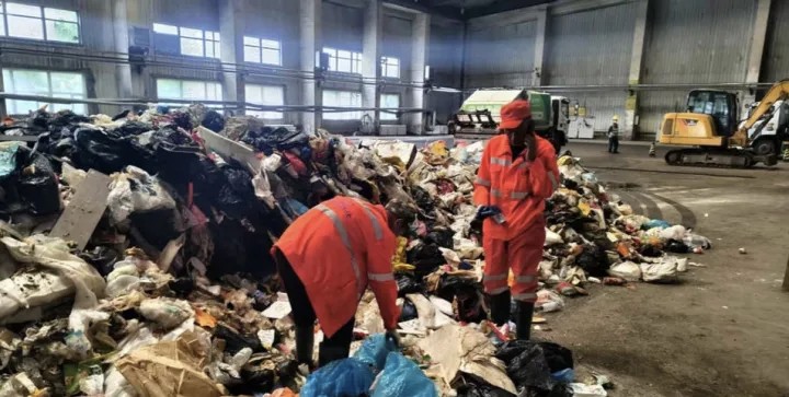 游客丢儿童手表致环卫工人在8吨垃圾中翻找4小时，深圳宝安区人民法院辟谣：当事人非法院工作人员插图1