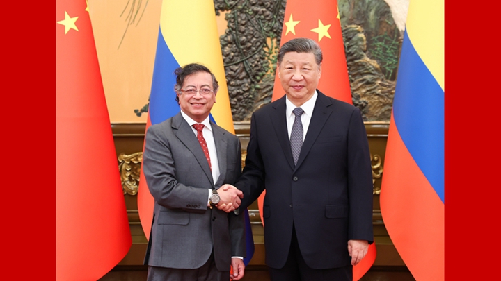 习近平会见哥伦比亚总统佩特罗
