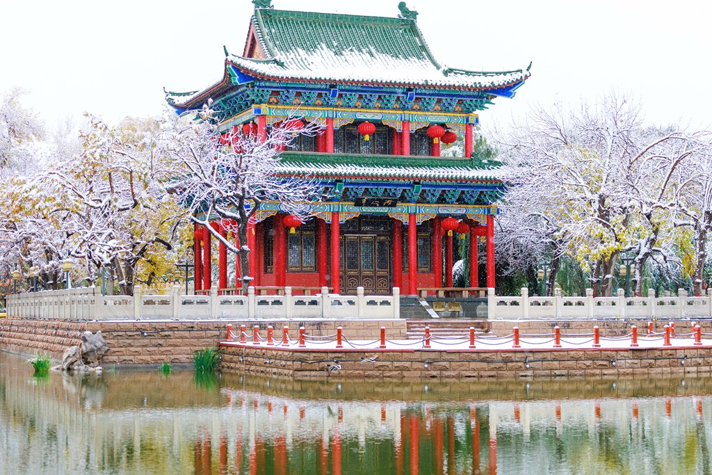乌鲁木齐：雪中古建韵味十足