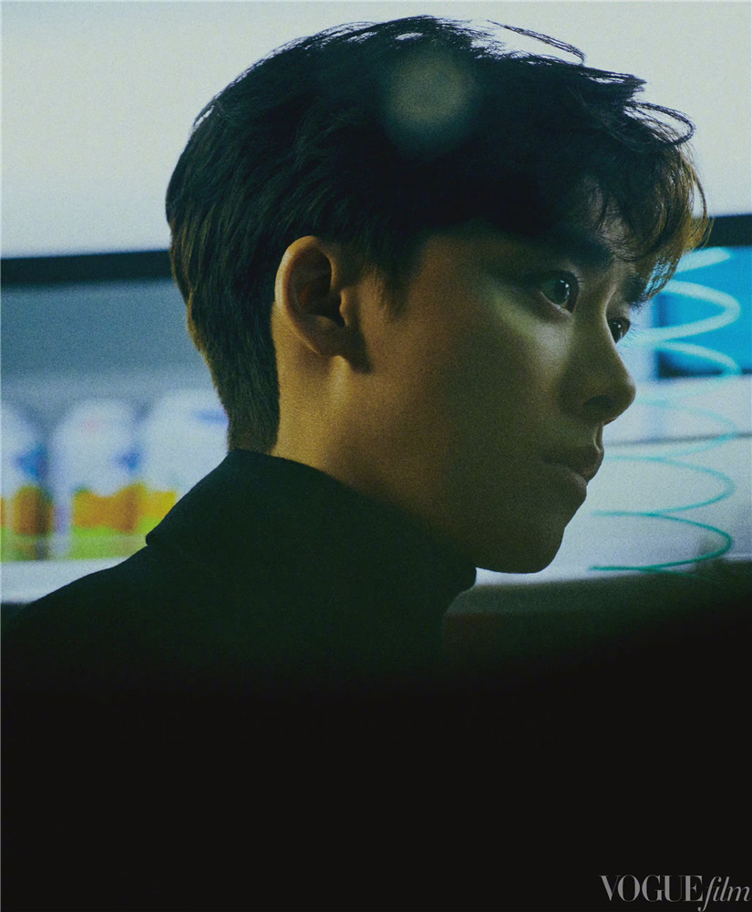 李易峰侧颜出镜 展现不一样的秋冬质感