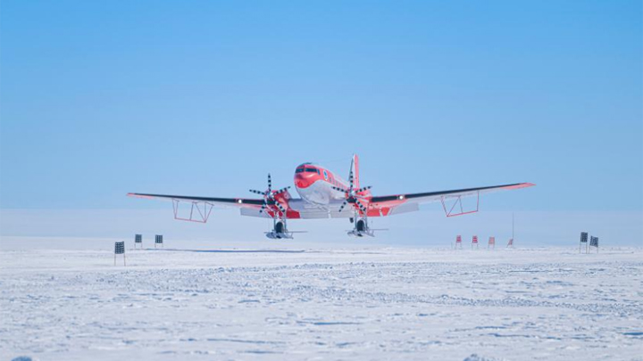 第42次南极考察丨10年航程80万公里！中国"雪鹰601"飞机翱翔南极