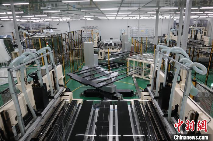 7月7日，中新社记者走进咸阳高新区探寻陕西电子显示产业的发展密码。咸阳G8.5+基板玻璃生产线项目现场，洁净的车间内玻璃液经溢流槽垂落成 0.4 毫米薄片。冠捷显示科技(咸阳)有限公司生产车间则依托自动锁附、智能搬运等自动化设备，每8秒就有一台液晶电视产出。咸阳高新区采取引进龙头企业、完善产业链条和强化科技创新等举措，全力打造千亿级电子显示产业集群。图为咸阳G8.5+基板玻璃生产线项目现场。中新社记者 李一璠 摄
