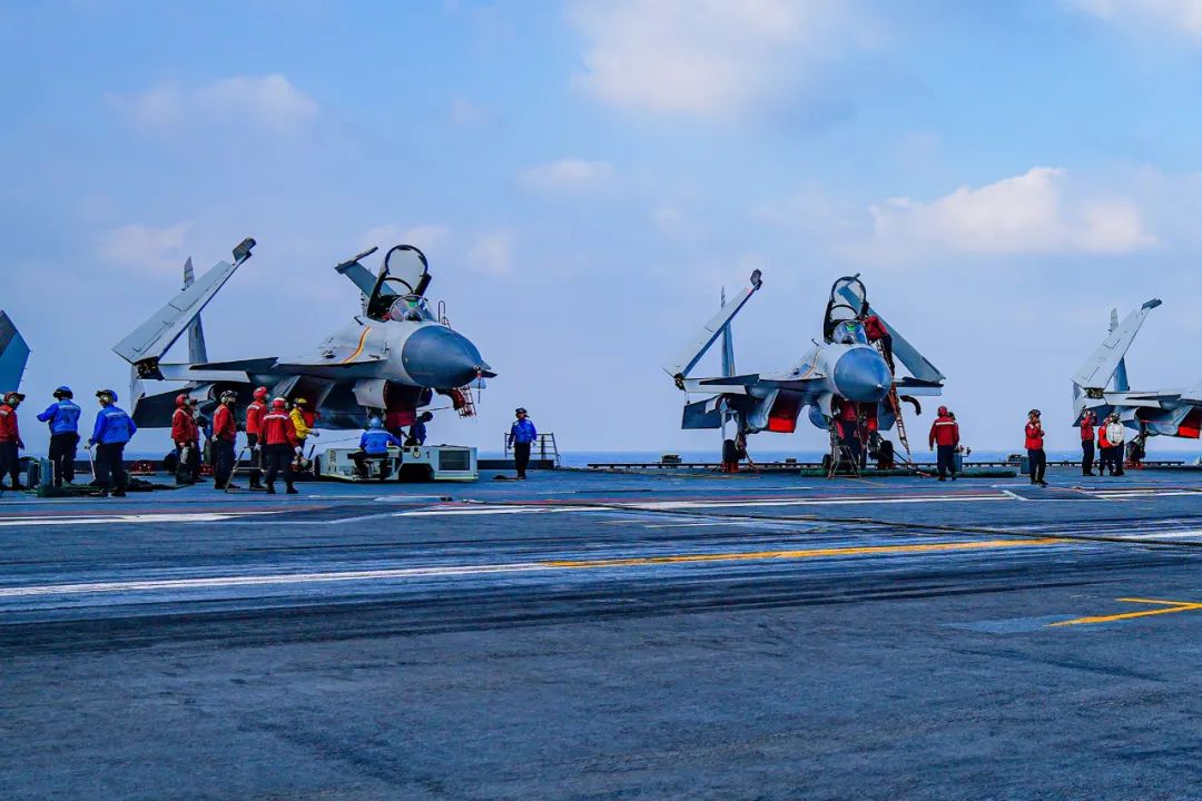 海空奋进 雄鹰翱翔引领战斗新航程——海军舰载航空兵某部实施海上实战化飞行训练影像