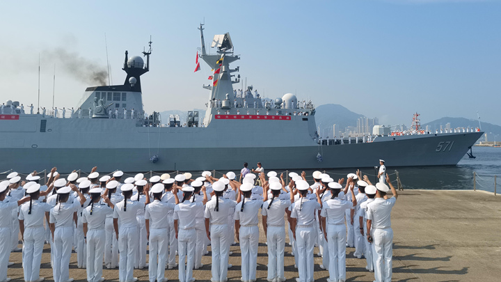 海军山东舰航母编队圆满结束访问活动离开香港