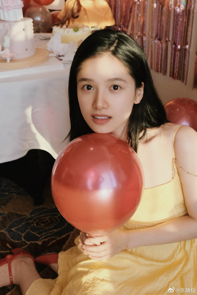 张婧仪穿淡黄色吊带裙 素颜出镜少女感满满