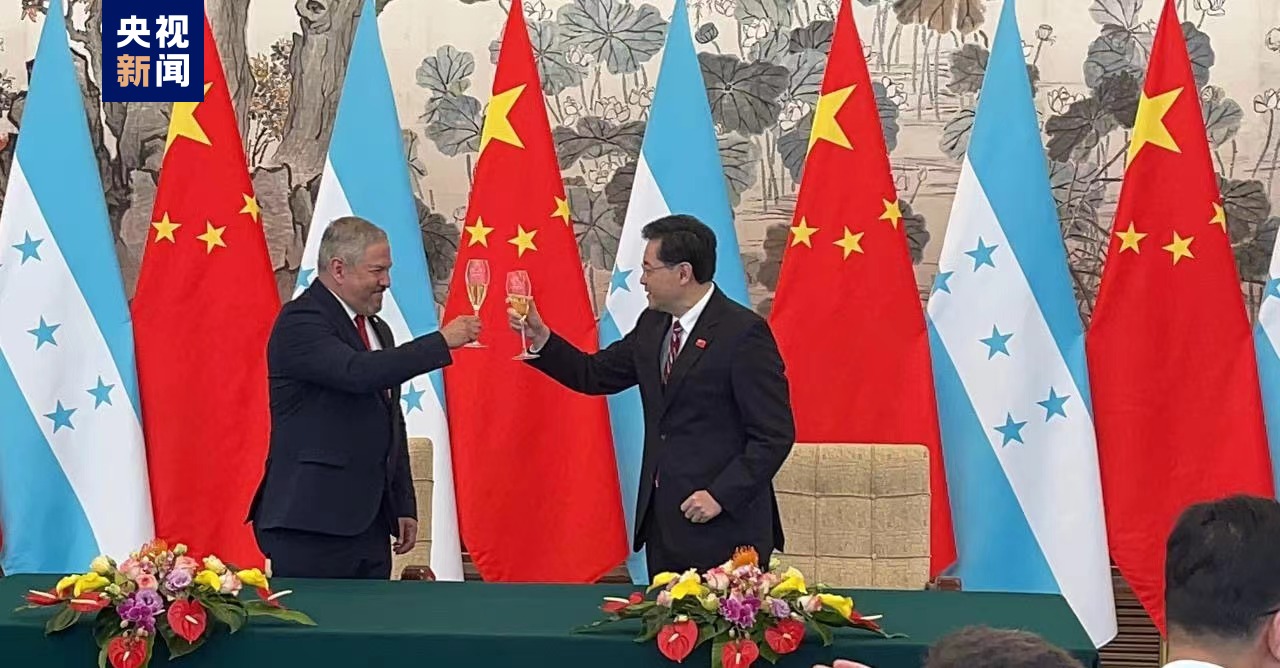 3月26日，中华人民共和国和洪都拉斯共和国建立外交关系。图自央视新闻