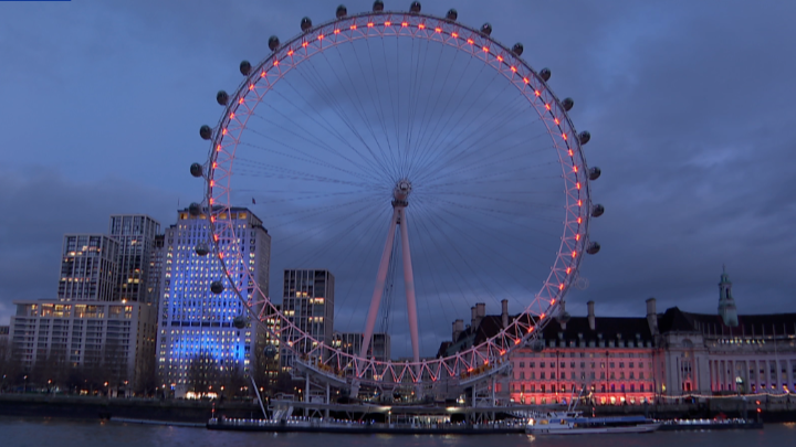 点亮中国红！英国地标伦敦眼披上中国春节装扮