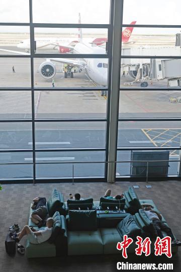 7月9日，旅客在浦东机场T2航站楼内休息。近日，上海浦东机场在T1国际、港澳台出发、T1国内到达，T2国内混流层，S1国内及国际、港澳台出发，S2国内及国际、港澳台出发区域设置了8个免费的旅客过夜休息区，共有1018个休息位和228个充电插座口。让每位旅客能享受到便捷、舒适的乘机服务，助力上海机场成为全球旅客中转出行首选地。中新社记者 殷立勤 摄