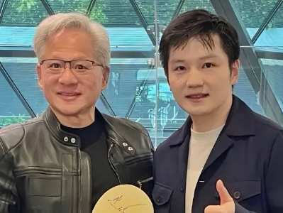 樊振东与英伟达创始人黄仁勋打乒乓球