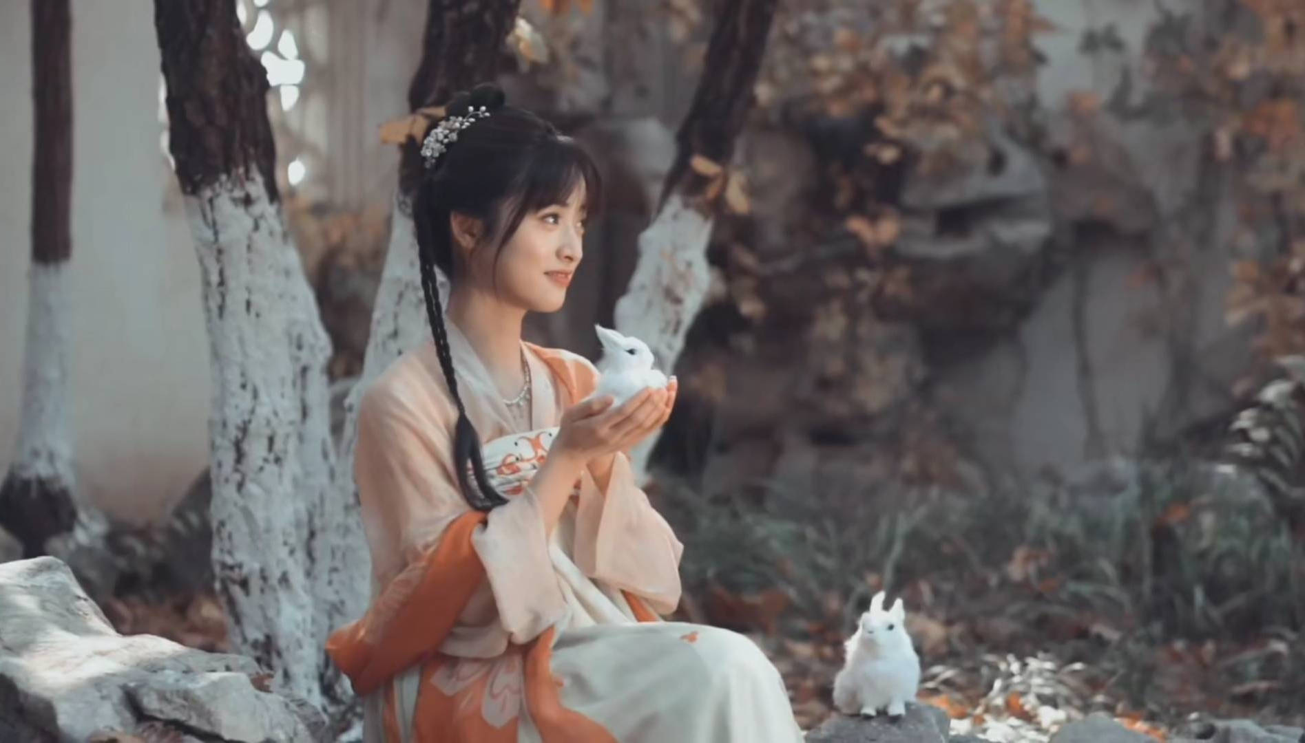 沈月穿汉服清新灵动 回眸微笑尽显温柔恬静