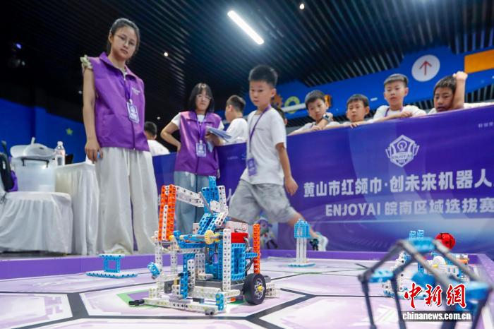 图为参赛选手在竞赛中。施亚磊 摄