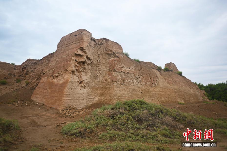 中新社记者 李亚龙 摄 8月7日，甘肃省酒泉市瓜州县锁阳城遗址内不久前完成保护修缮的北墙墙体。近期，锁阳城遗址迎保护修缮，目前项目施工单位敦煌研究院文保中心已完成西北瓮城、北墙一段等3个单位工程量，此次工程主要针对遗址的裂隙发育、根部掏蚀坍塌、冲沟发育、表面风蚀风化、植物破坏等方面的病害进行保护修缮。近年来，为提升对锁阳城文物的保护，锁阳城遗址保护所引入遥感测绘技术对锁阳城遗址进行航拍扫描和三维重建，敦煌研究院研发烧料礓石等材料，对锁阳城遗址本体的裂隙、冲沟、掏蚀等病害进行修缮，有效提升了遗址的抗风蚀、抗坍塌能力，延长了遗址的保存寿命。锁阳城遗址在2014年被列为世界文化遗产，是中国西部规模最大，保存最为完好的隋唐西夏时期州郡一级古城址中的典型代表。