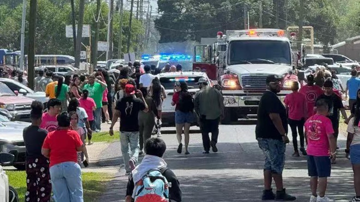 美国一辆汽车冲撞游行队伍 已致超20人受伤