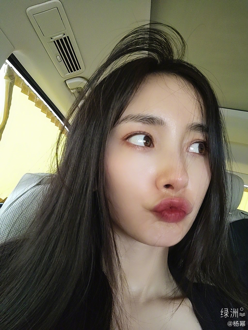 杨幂生日晒自拍五官精致显甜美嘟嘴比耶可爱十足