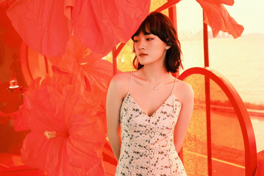 灵动少女文淇穿碎花吊带裙清新可爱