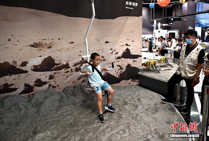 图为小朋友体验月球漫步游戏。中新社记者 吕明 摄