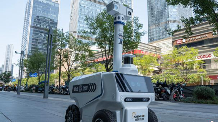 杭州余杭：城市巡逻智能机器人亮相街头