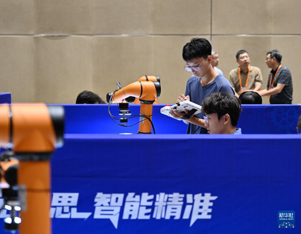 9月14日，参赛选手在比赛中调试设备。 9月14日，2025年中国大学生机械工程创新创意大赛智能精密装配赛京津冀鲁联赛在河北省石家庄市栾城区航空中心举行。本次联赛吸引了来自清华大学、北京理工大学、河北科技大学等数十所高校、近百支队伍参赛。比赛设置实操调试与答辩汇报两个环节，旨在突出智能装备与传统工艺在实践中的融合创新应用，深度考察参赛者对跨领域技术整合的掌握程度，全面考察学生的创新思维与技术应用能力。 新华社记者 牟宇 摄pagebreak