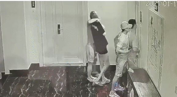 肖波及其女友被枪手挟持的监控画面。（图源：柬埔寨媒体）