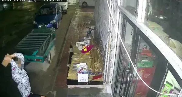 男子砸商铺玻璃门弄丢自己手机，还报警求助