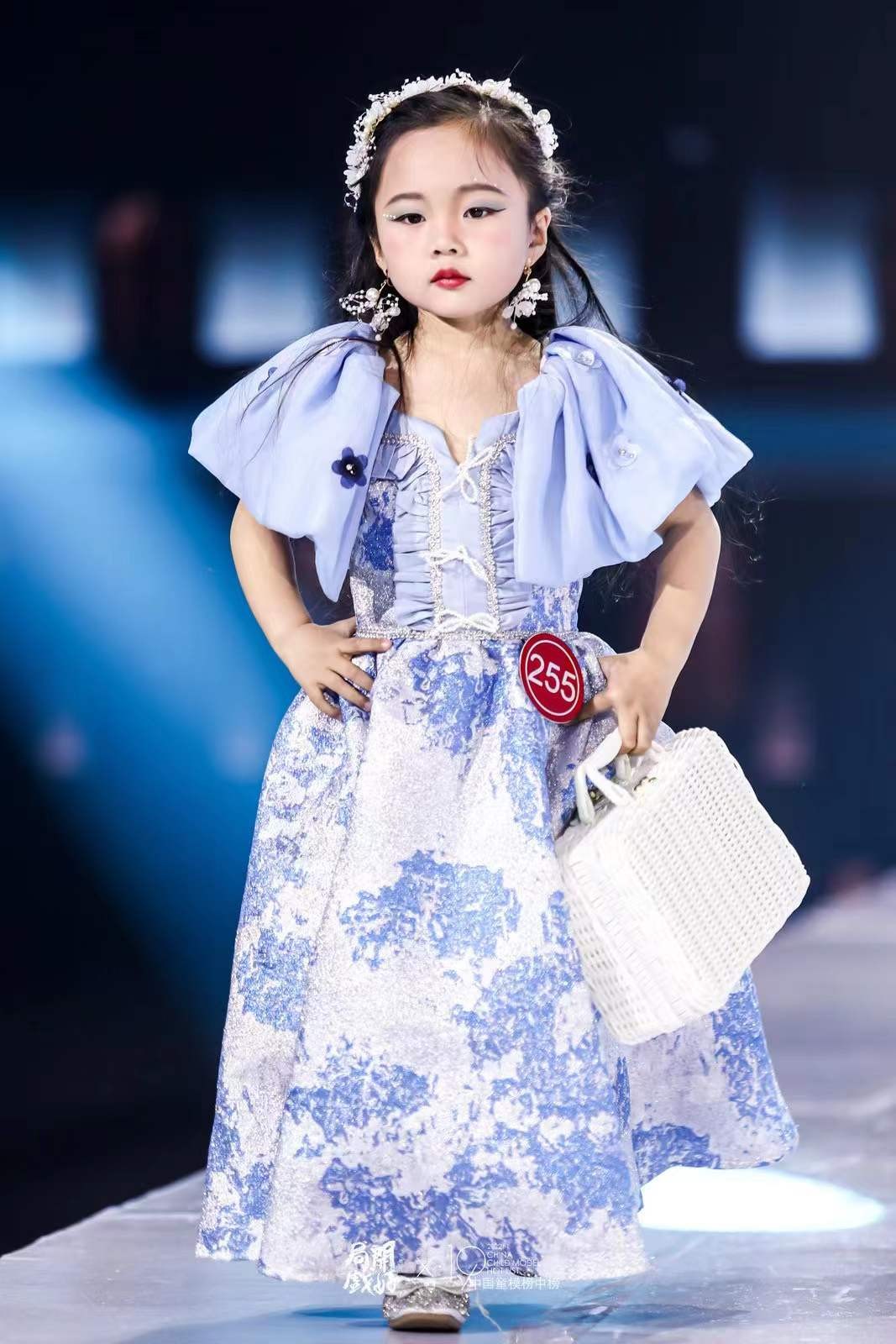 杨晔勇夺2022中国童模榜中榜时尚盛典人气偶像全国十强