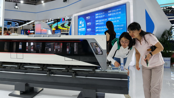 第十三届中国中部投资贸易博览会举行