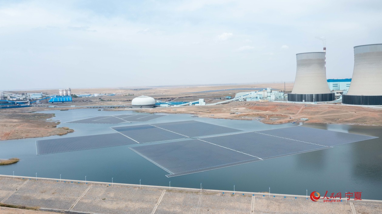 中国首个矿井水水域漂浮分布式光伏发电项目全容量投运