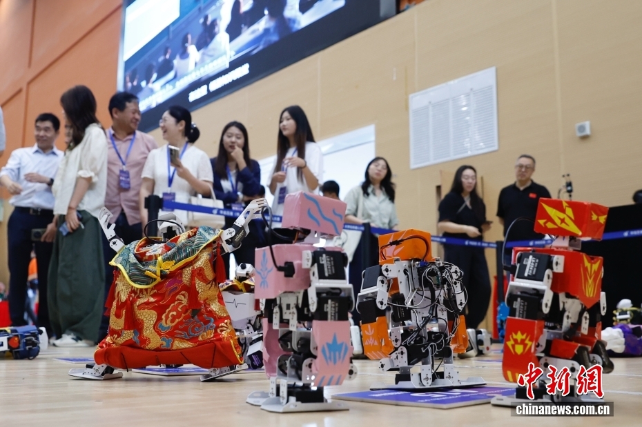 中新社记者 韩海丹 摄 8月2日，2025年华北五省（市、自治区）大学生机器人大赛舞蹈专项赛在北京信息科技大学举行。作为2025世界人形机器人运动会外围赛集体舞蹈赛的预选赛，本次大赛共有19所高校、32支队伍、176名师生参加。图为机器人赛前候场。