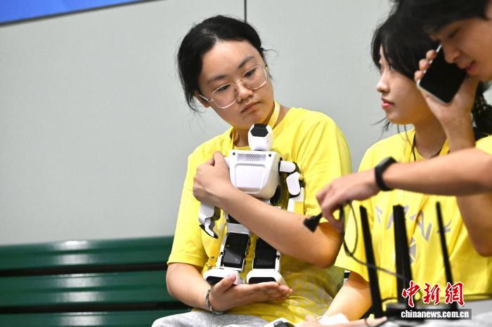 8月24日，第二十七届中国机器人及人工智能大赛人形机器人专项赛全国决赛在安徽省合肥市开赛，该赛事也是中国首个全尺寸人形机器人赛事。比赛吸引了中国近400所高校的6000余名学生参与。赛题紧密围绕工业、家庭服务等真实场景需求，推动人形机器人在多场景中的技术验证与应用突破。图为休整中的参赛队。中新社记者 韩苏原 摄
