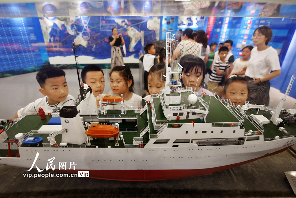 暑期，山东省青岛市市北区上海路小学的孩子们走进自然资源部第一海洋研究所中国大洋样品馆，通过学习海洋科考知识、参观海洋矿物样品等活动，感受科技魅力，丰富暑期生活。王海滨摄（人民图片网）