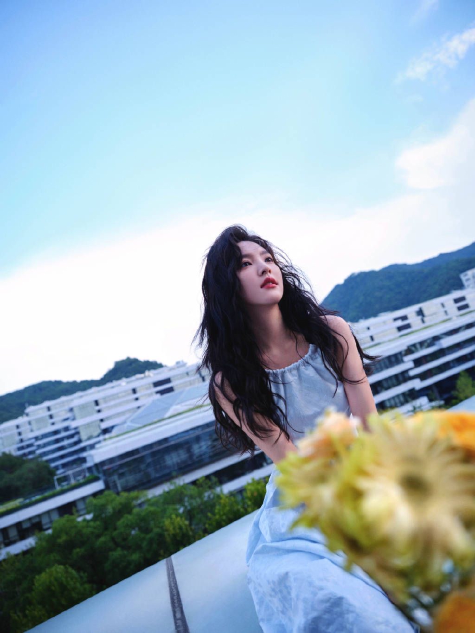 章若楠夏日写真卷发造型彰显气质