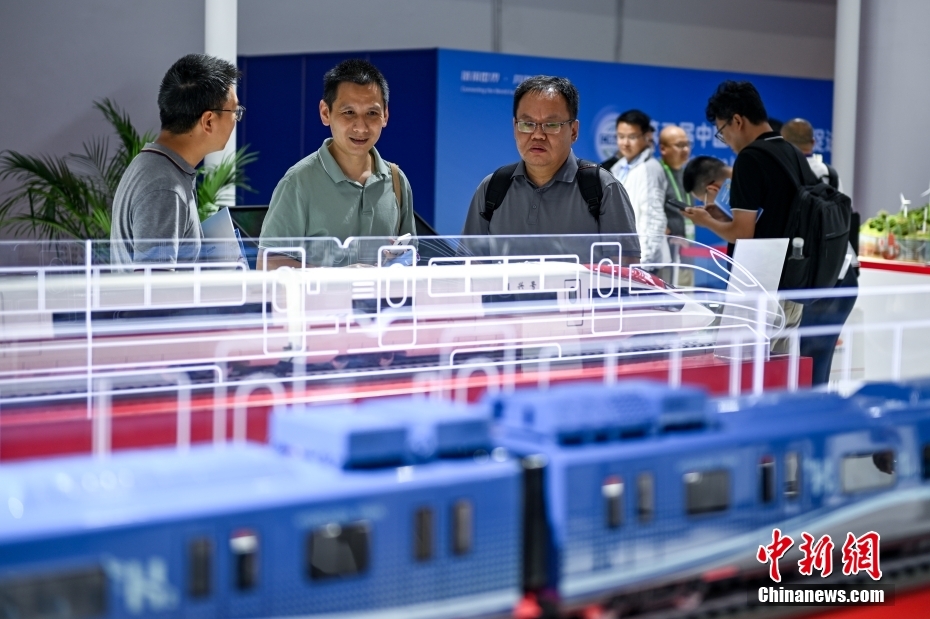 中新网记者 李骏 摄 图为观众在先进制造链展区了解复兴号模型。