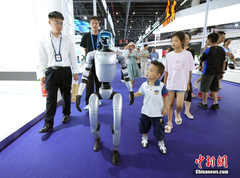 中新社记者 安源 摄 5月25日，第二十届中国西部国际博览会（以下简称“西博会”）在成都开幕。本届西博会以“深化改革增动能扩大开放促发展”为主题，主展馆设在西博城，设置“1+3”展览展示，即西博会成果展和开放合作、产业新动能、美好生活三大主题展区，展览面积20万平方米，吸引国内27个省（区、市）和境外62个国家（地区）共3000余家企业参展。图为人形机器人在展区行走。