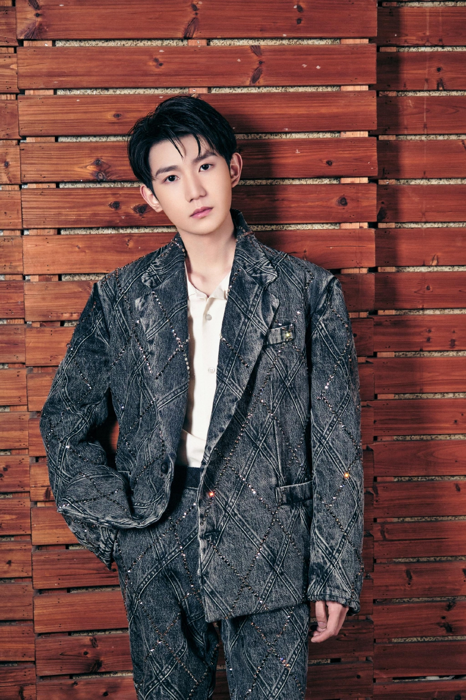 王源最新写真曝光 一身灰色牛仔水晶套装青春帅气