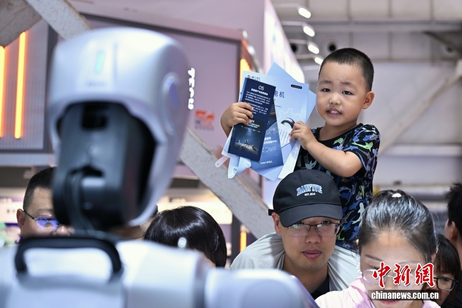 中新社记者 王紫儒 摄 8月10日正值周末，世界机器人大会人气旺。2025世界机器人大会于8月8日至12日在北京亦庄举行，主题为“让机器人更智慧，让具身体更智能”。图为小观众观看机器人表演。