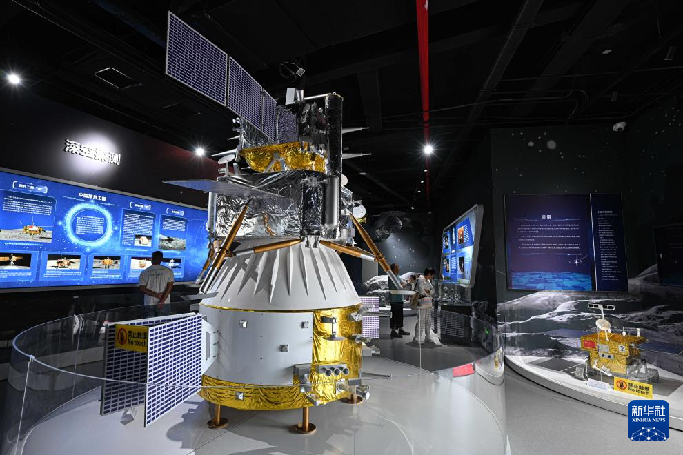 10月7日在文昌航天科普中心拍摄的嫦娥六号模型。 近日，位于海南文昌的文昌航天科普中心升级改造工程进入收尾阶段，并短期向公众免费开放，以检验场馆运营能力与服务水平，为后续正式开放奠定基础。 该中心依托中国文昌航天发射场的区位优势，以“星辰大海·文昌启航”为主题，系统展现中国航天从追梦到圆梦的辉煌历程。经过本次改造，该中心的展陈内容升级为覆盖航天历史、火箭发射、空间科学、未来探索等多维主题的沉浸式体验体系。 新华社记者 蒲晓旭 摄