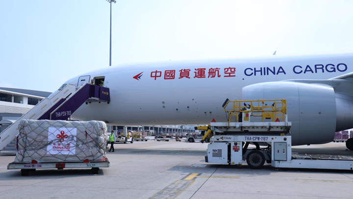 中国政府首批援泰人道主义物资运抵曼谷