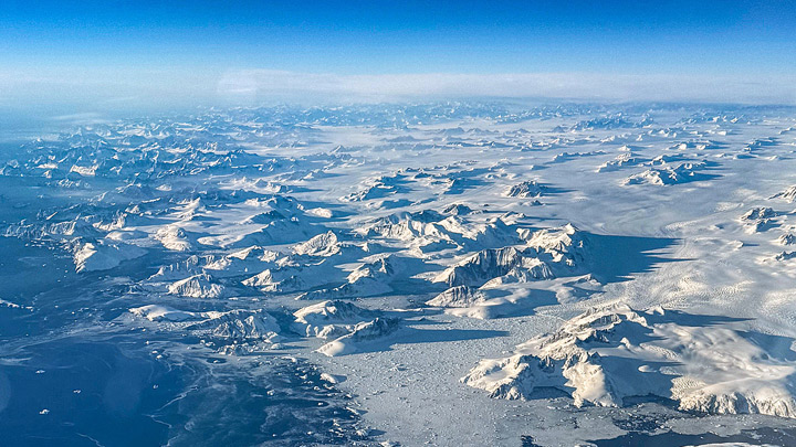 丹麦新研究：受全球变暖等因素影响，格陵兰岛正在缩小且向西北漂移