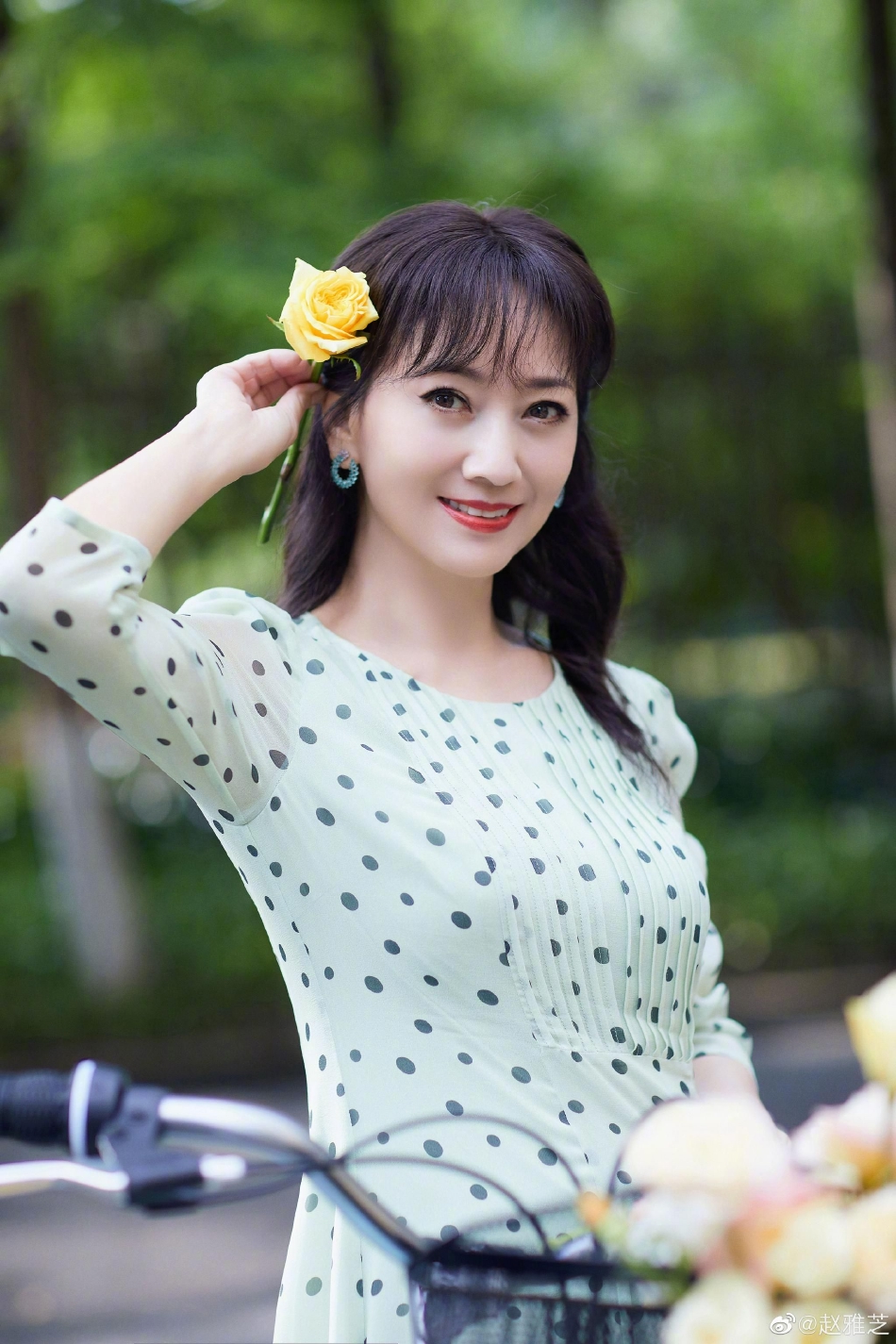 赵雅芝身着碎花长裙  卷发造型更优雅!