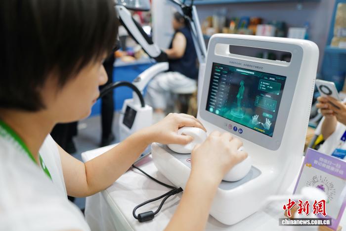 9月10日，民众体验中医经络信息采集系统。当日，由中国中医药科技发展中心主办的中医药科技成果交流会暨中医药创新成果展览会在浙江杭州举办，展览展出了一系列便民惠民的中医药健康产品、服务，呈现中医药深厚底蕴与现代技术的结合。中新社记者 张煜欢 摄